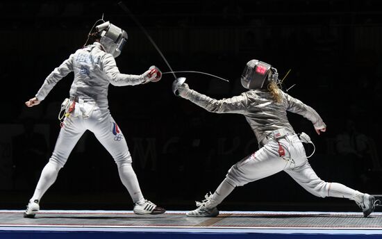 Sofia Velikaya and Mariel Zagunis