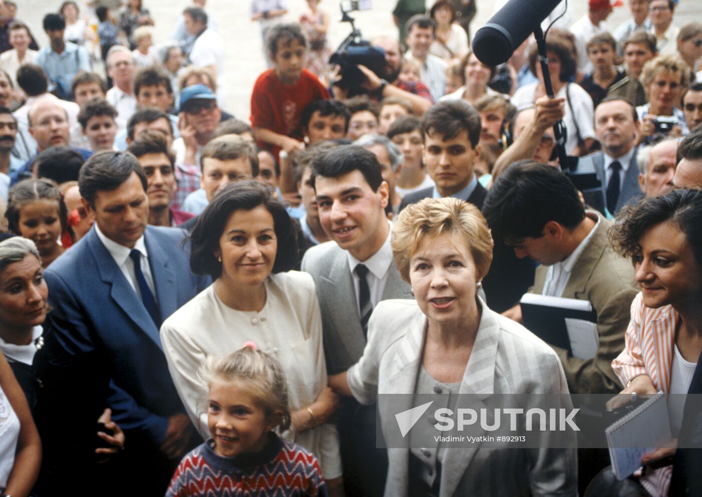 Raisa Gorbachev and Mrs. Gonzalez