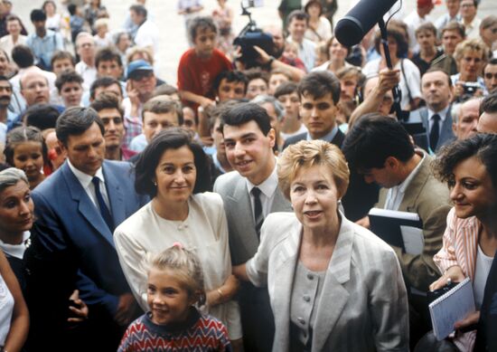 Raisa Gorbachev and Mrs. Gonzalez