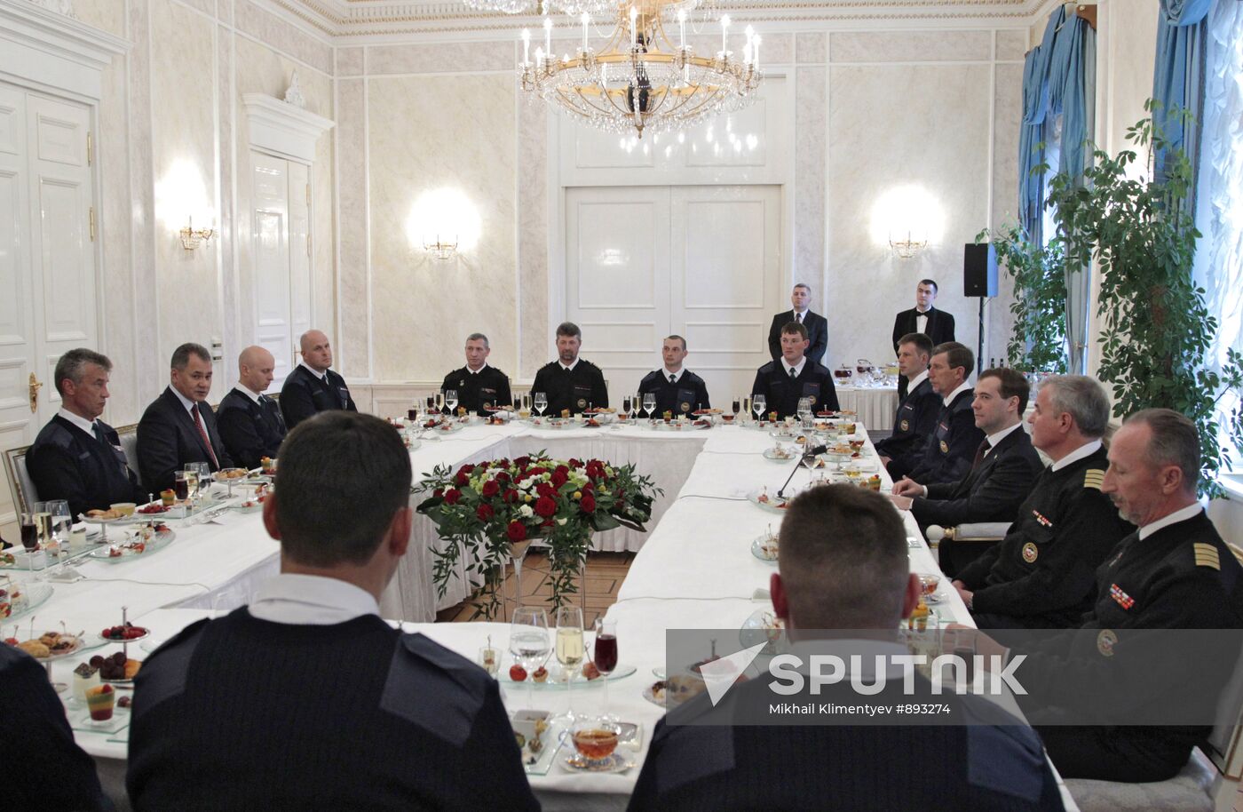 Dmitry Medvedev meets in Kremlin with rescuers back from Japan
