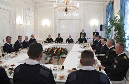 Dmitry Medvedev meets in Kremlin with rescuers back from Japan