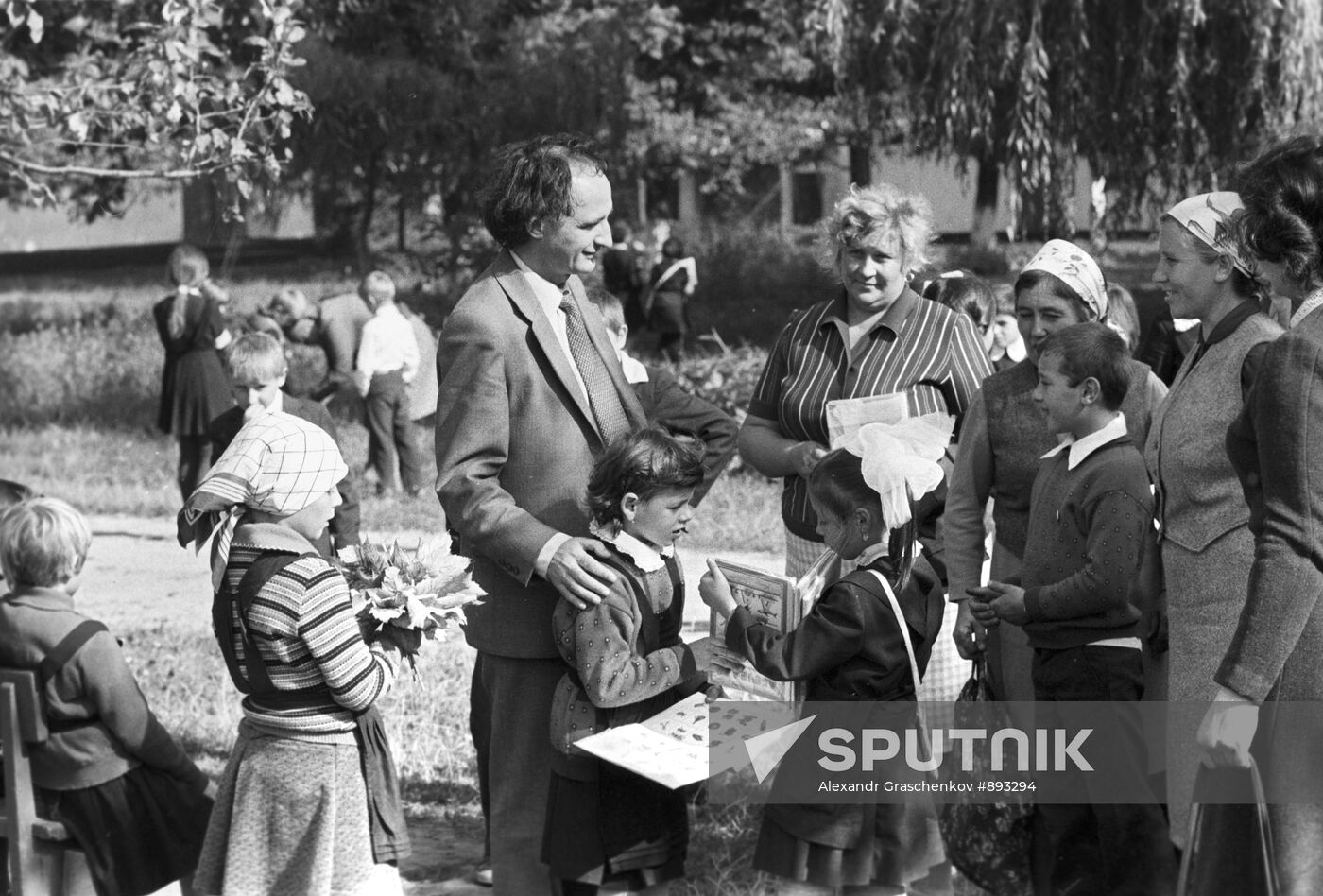Grigore Vieru with schoolchildren