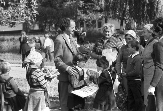 Grigore Vieru with schoolchildren