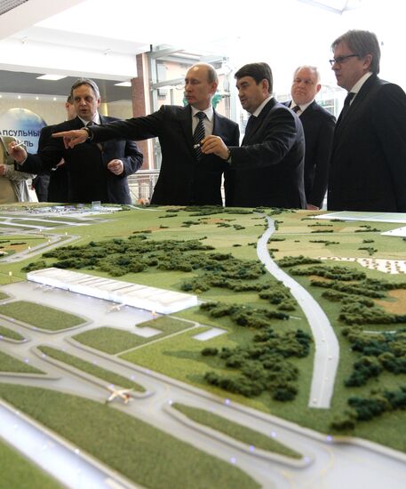Vladimir Putin visits Sheremetyevo airport