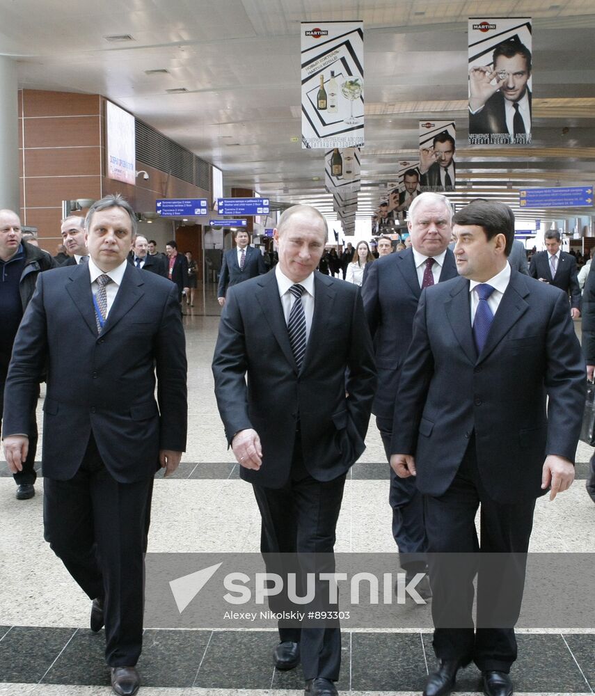 Vladimir Putin visits Sheremetyevo airport