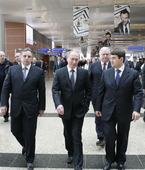 Vladimir Putin visits Sheremetyevo airport