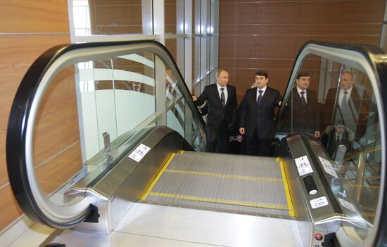 Vladimir Putin visits Sheremetyevo airport
