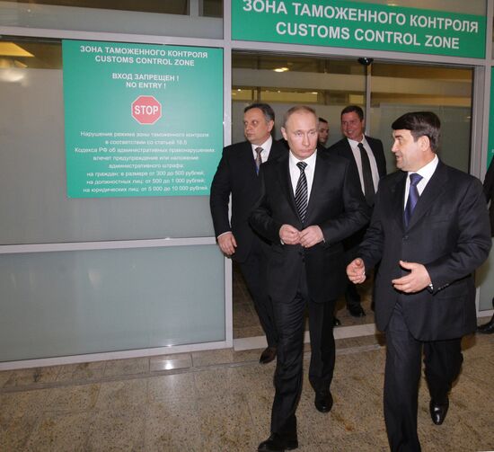 Vladimir Putin visits Sheremetyevo airport