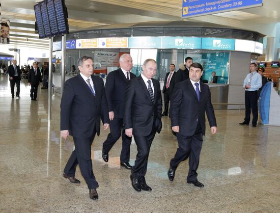 Vladimir Putin visits Sheremetyevo airport