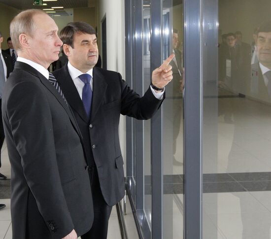 Vladimir Putin visits Sheremetyevo airport