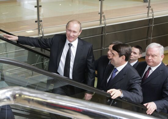 Vladimir Putin visits Sheremetyevo airport