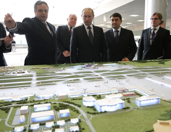 Vladimir Putin visits Sheremetyevo airport