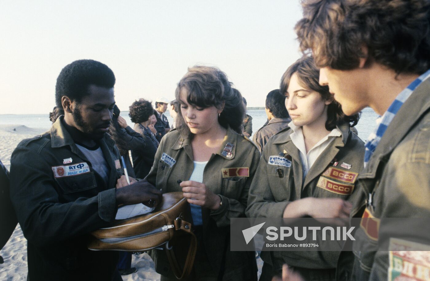 Joaquín Mustelir and Maria Sviridova exchange addresses