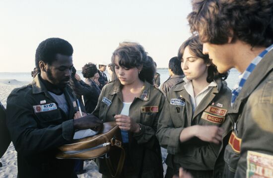 Joaquín Mustelir and Maria Sviridova exchange addresses