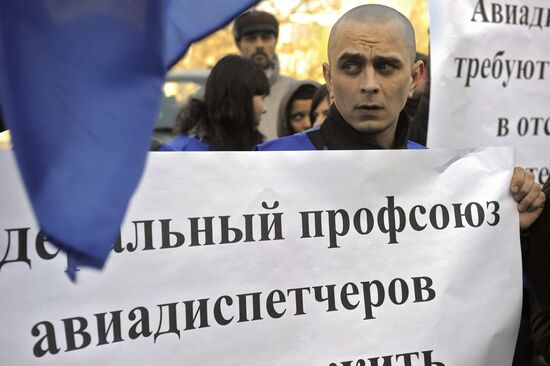 Russian air traffic controllers hold protest