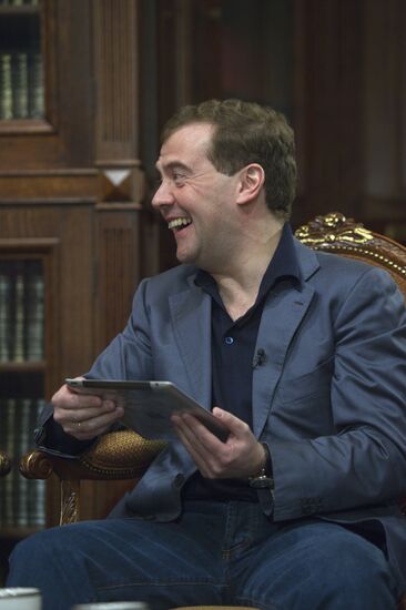 Dmitry Medvedev speaks with Comedy Club project participants