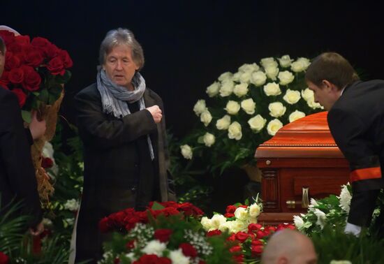 Paying last respects to actress Lyudmila Gurchenko