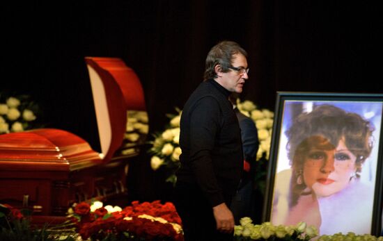 Paying last respects to actress Lyudmila Gurchenko