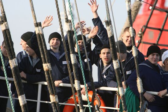 Sailing ship "Kruzenshtern" leaves on training voyage