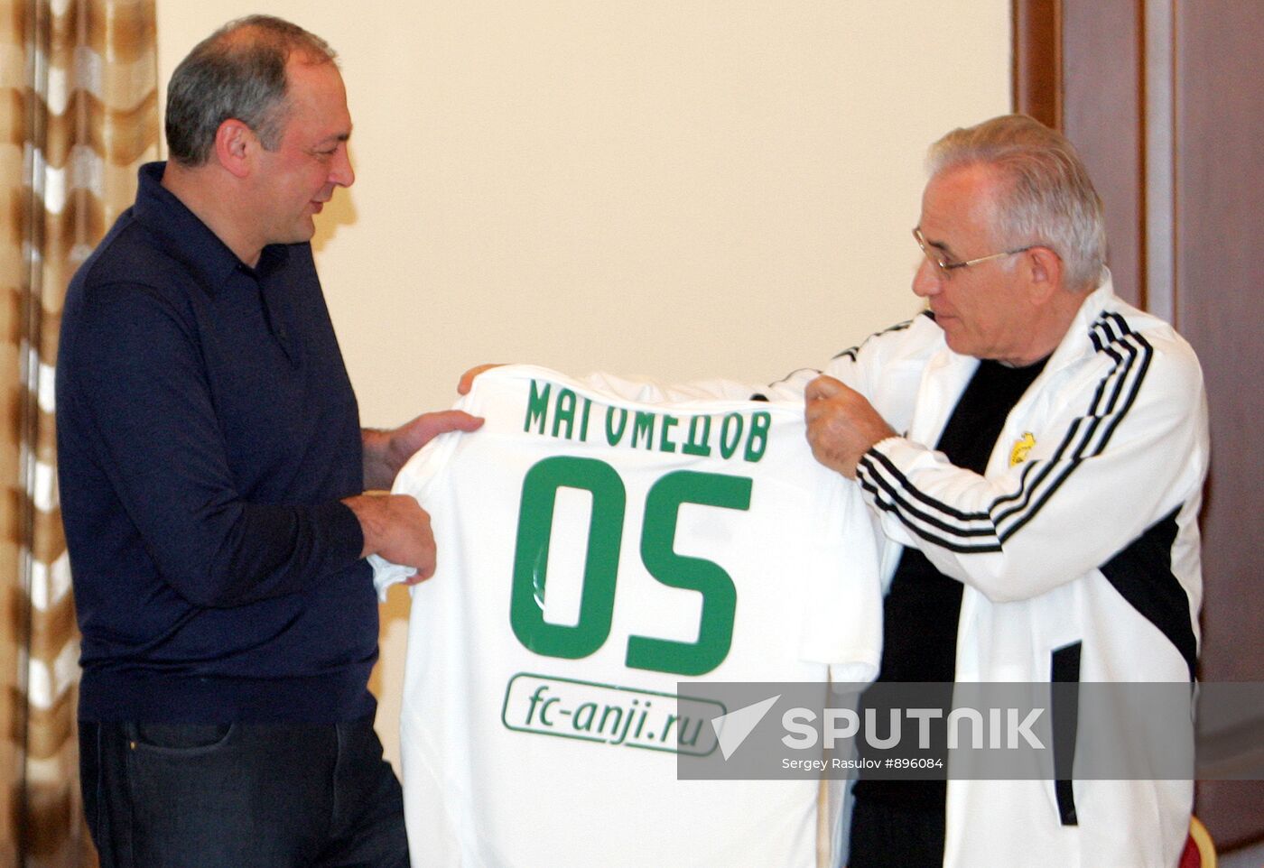 FC Anzhi players meet with Magomedsalam Magomedov