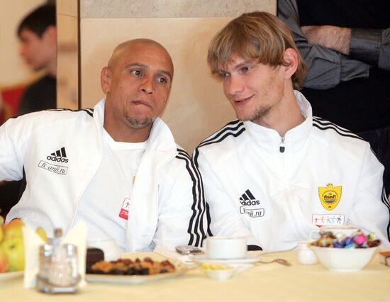 FC Anzhi players meet with Magomedsalam Magomedov