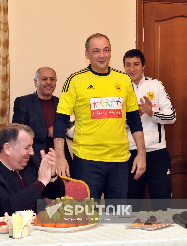 FC Anzhi players meet with Magomedsalam Magomedov