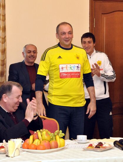 FC Anzhi players meet with Magomedsalam Magomedov