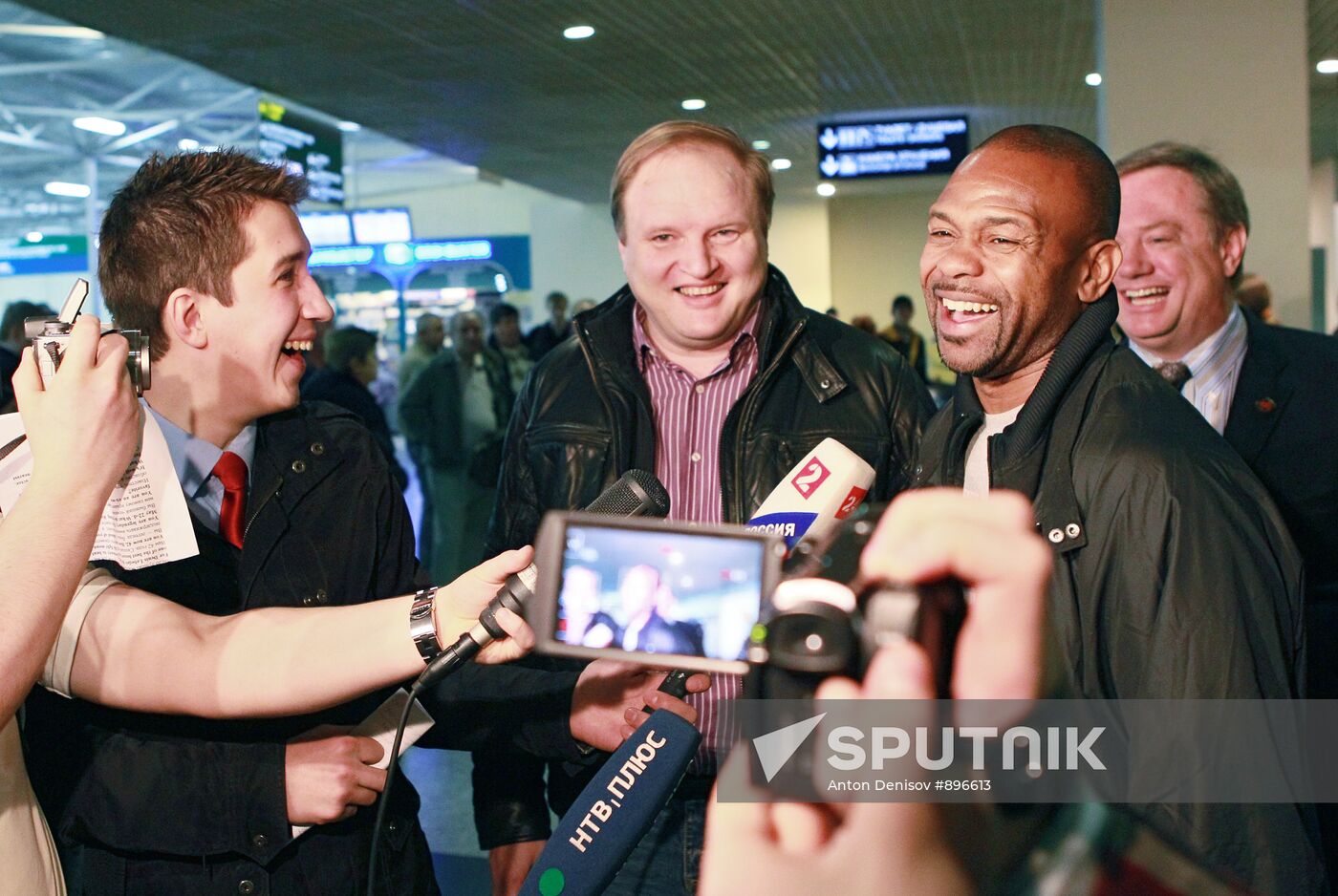 Boxer Roy Jones arrives in Moscow
