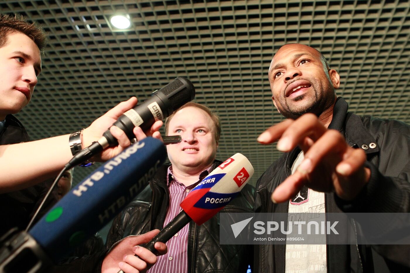Boxer Roy Jones arrives in Moscow