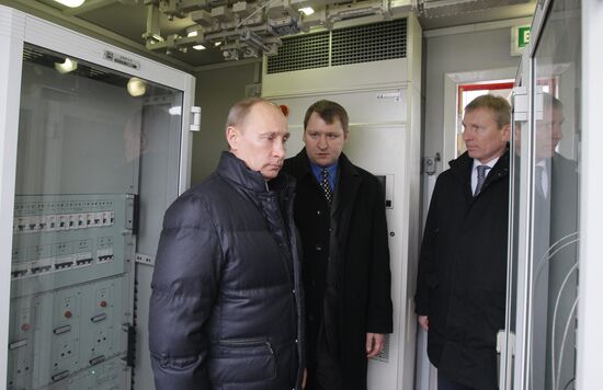 Vladimir Putin gets acquainted with weather radar in Valdai