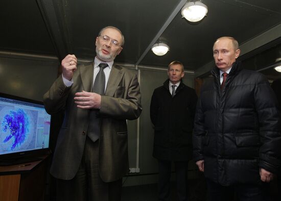 Vladimir Putin gets acquainted with weather radar in Valdai