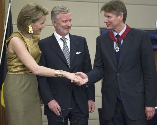 Prince Philippe gives 3 Russian cosmonauts Order of Crown