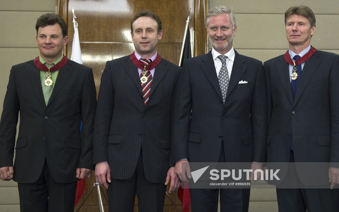 Prince Philippe gives 3 Russian cosmonauts Order of Crown