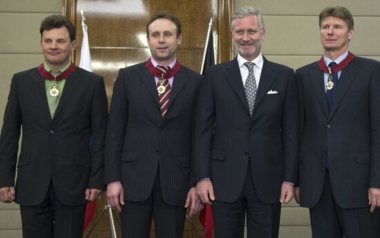 Prince Philippe gives 3 Russian cosmonauts Order of Crown