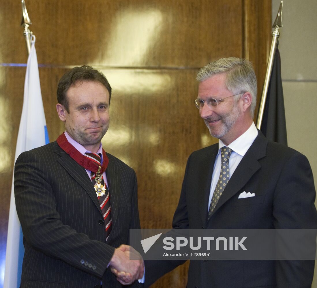 Prince Philippe gives 3 Russian cosmonauts Order of Crown
