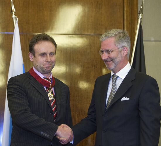 Prince Philippe gives 3 Russian cosmonauts Order of Crown