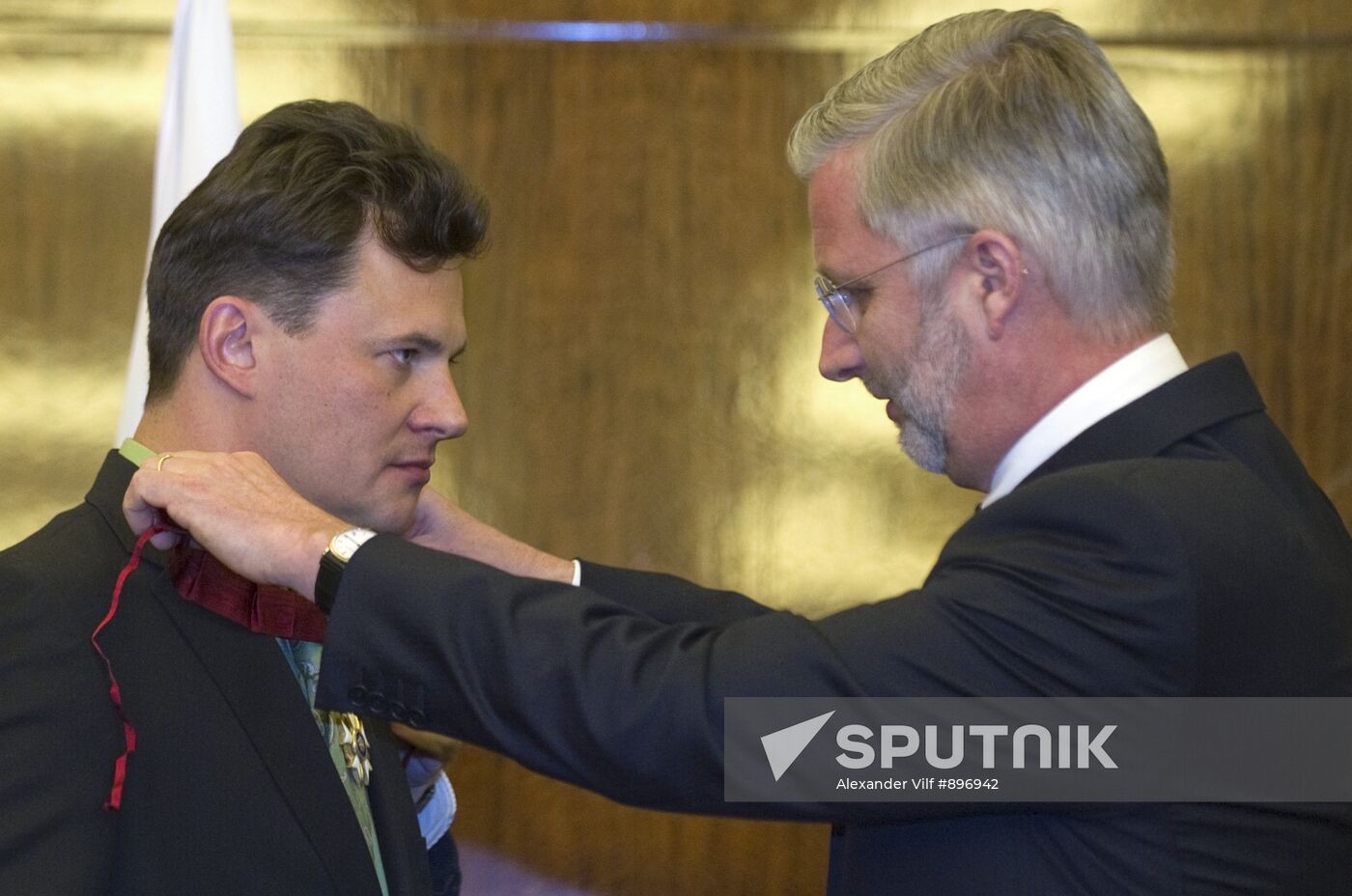 Prince Philippe gives 3 Russian cosmonauts Order of Crown