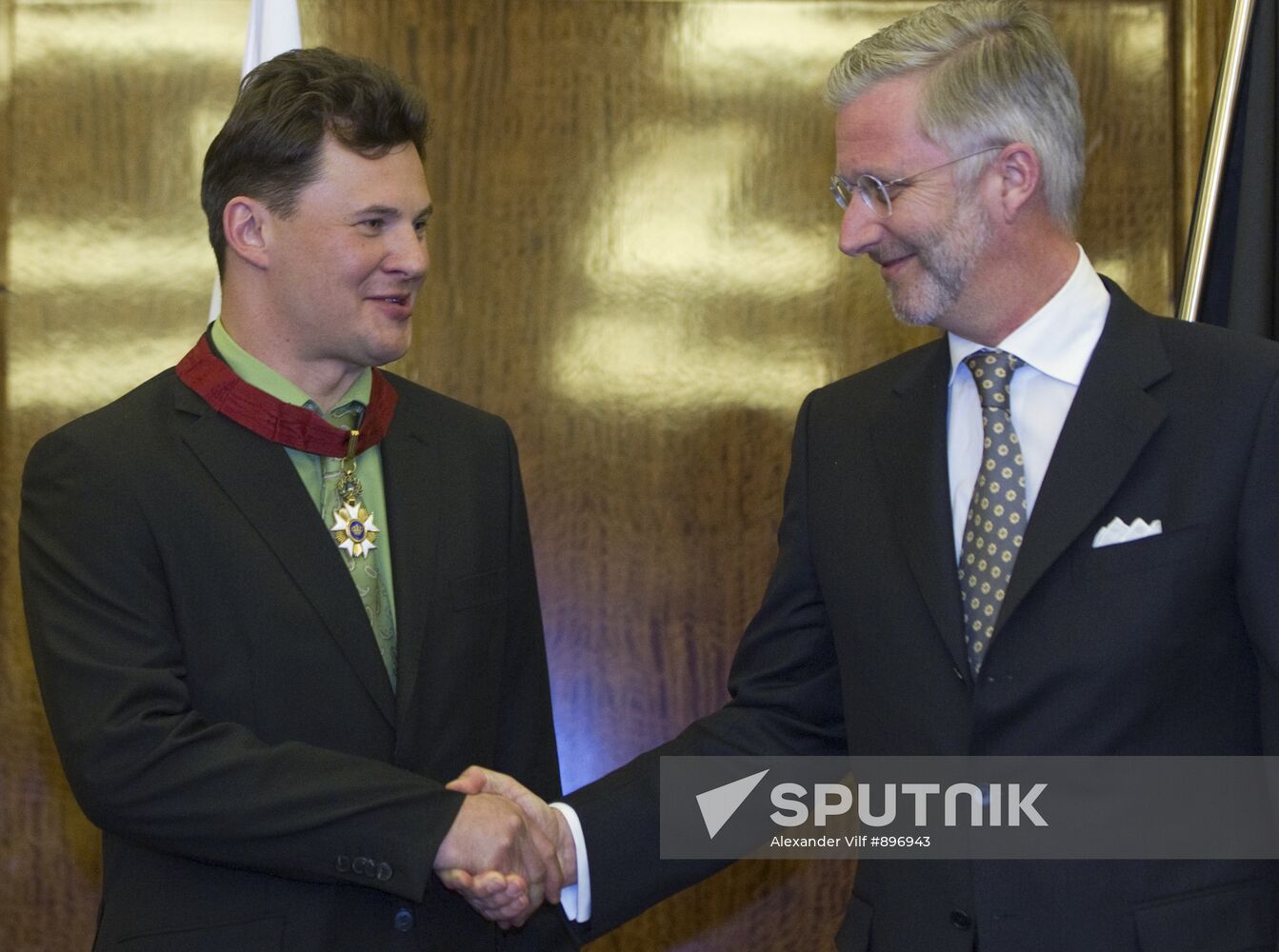 Prince Philippe gives 3 Russian cosmonauts Order of Crown