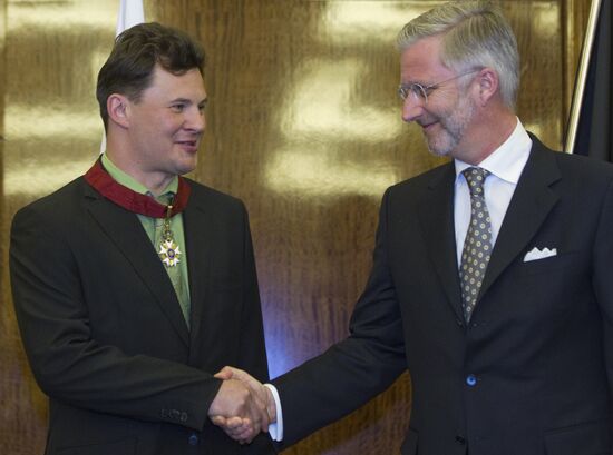 Prince Philippe gives 3 Russian cosmonauts Order of Crown