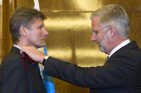 Prince Philippe gives 3 Russian cosmonauts Order of Crown