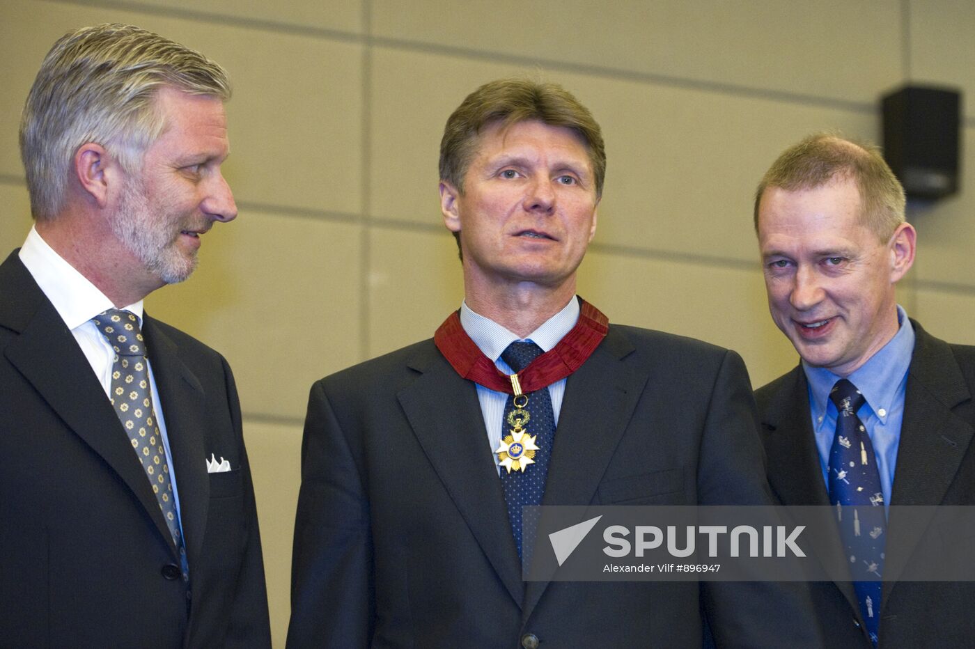 Prince Philippe gives 3 Russian cosmonauts Order of Crown