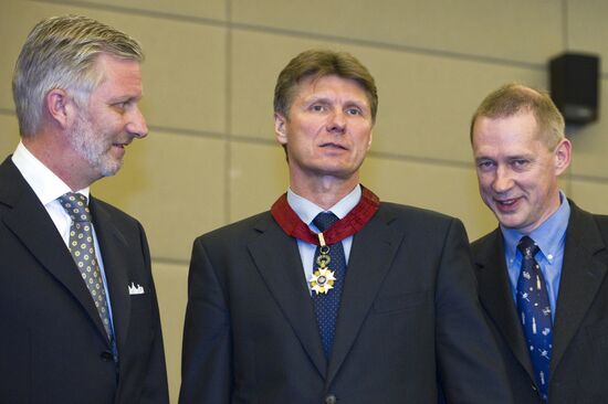Prince Philippe gives 3 Russian cosmonauts Order of Crown