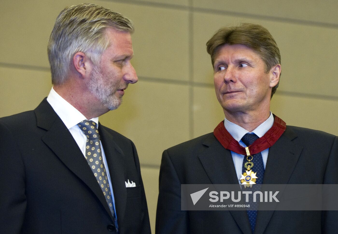 Prince Philippe gives 3 Russian cosmonauts Order of Crown