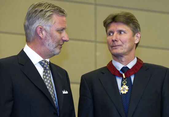 Prince Philippe gives 3 Russian cosmonauts Order of Crown