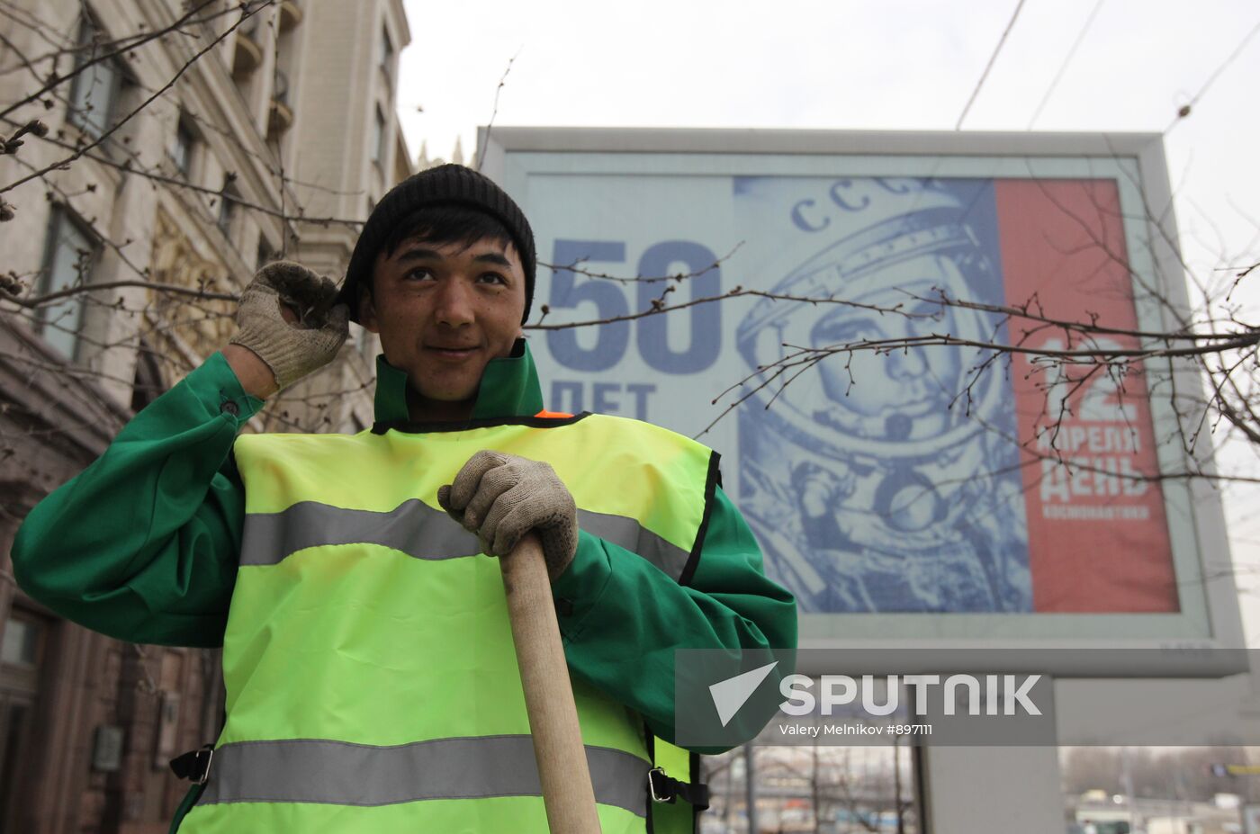 Moscow maintenance crews perform post-winter clean-up