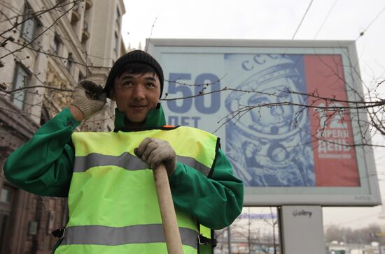 Moscow maintenance crews perform post-winter clean-up