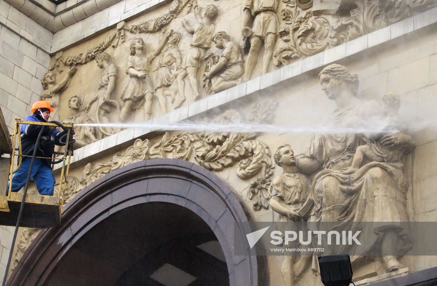 Moscow maintenance crews perform post-winter clean-up