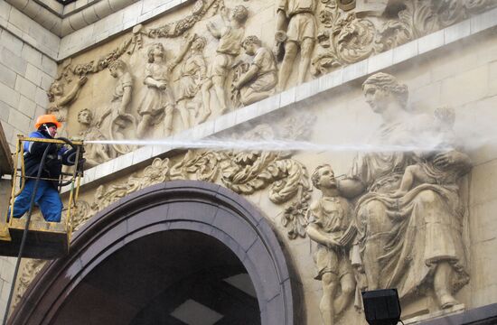 Moscow maintenance crews perform post-winter clean-up