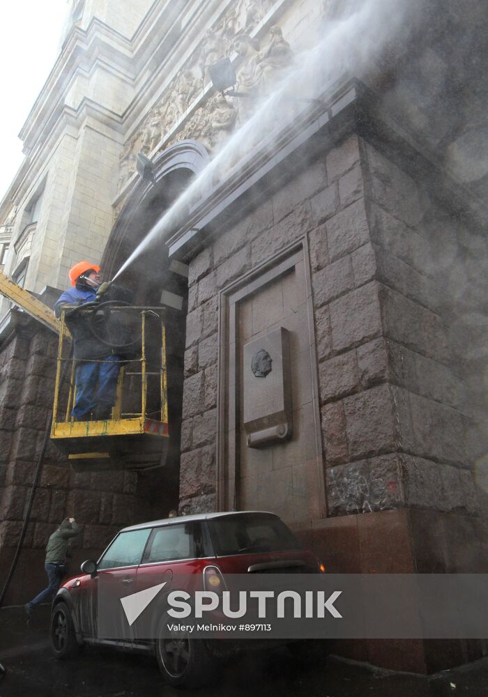 Moscow maintenance crews perform post-winter clean-up