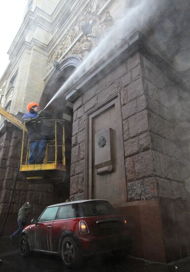 Moscow maintenance crews perform post-winter clean-up
